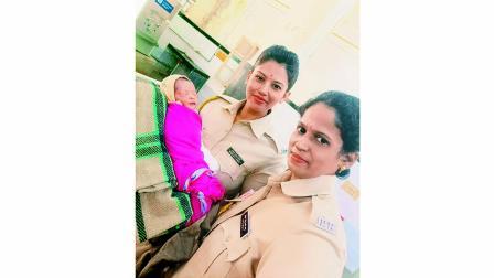 નવજાત શિશુ તેની ડિલિવરી કરનાર દેવદૂત સમી મહિલા કૉન્સ્ટેબલ સાથે.