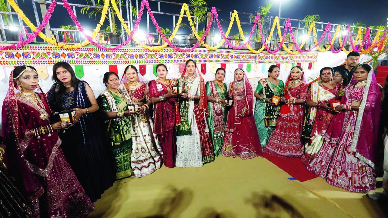 સાસુઓએ વહુઓને તુલસીના છોડ આપ્યા હતા.