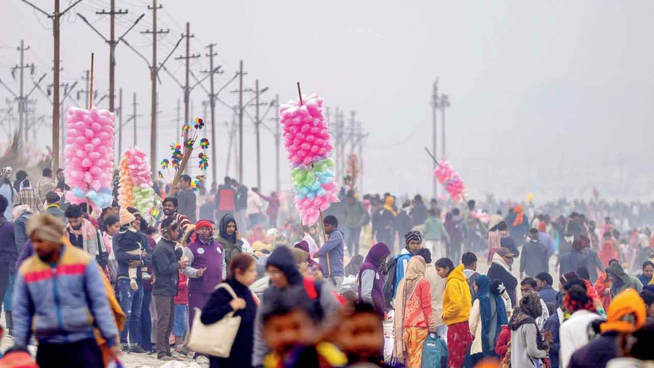 પ્રયાગરાજમાં કડકડતી ઠંડી હોવા છતાં અત્યારથી શ્રદ્ધાળુઓની ભીડ જામી છે.