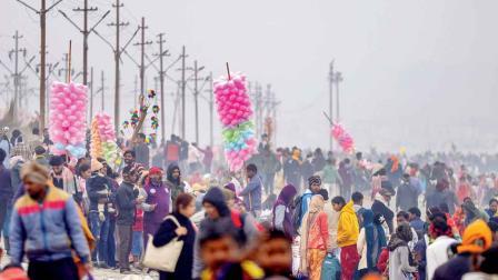 પ્રયાગરાજમાં કડકડતી ઠંડી હોવા છતાં અત્યારથી શ્રદ્ધાળુઓની ભીડ જામી છે.