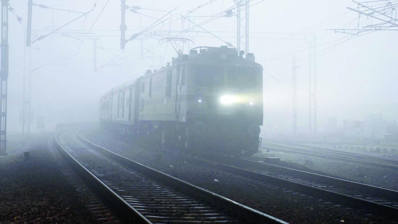 ગઈ કાલે પ્રયાગરાજમાં ગાઢ ધુમ્મસને કારણે ધીમી ગતિએ આગળ વધતી ટ્રેન.