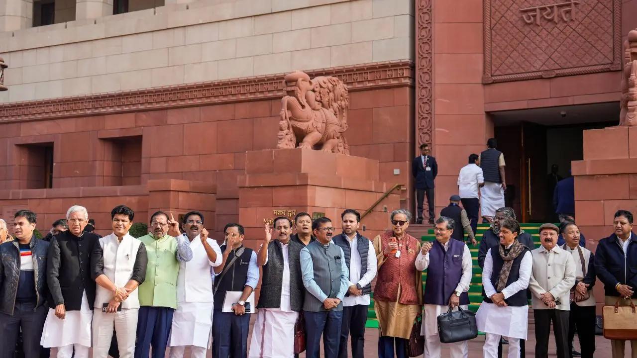 બુધવારે શિયાળુ સત્ર દરમિયાન વિપક્ષી સાંસદોએ અનેક મુદ્દાઓ પર સંસદ પરિસરમાં વિરોધ પ્રદર્શન કર્યું. (તસવીરો: મિડ-ડે)