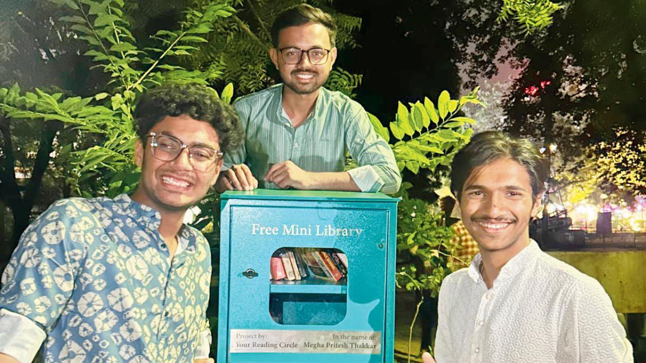 અમદાવાદના ત્રણ મિત્રોએ ગાર્ડનમાં શરૂ કરેલો અનોખો વાંચનયજ્ઞ લેખે લાગી રહ્યો છે