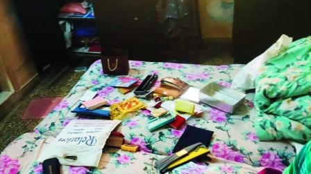 કમલેશ કપાસીના ઘરમાં ખુલ્લાં પડેલાં કબાટ અને વેરવિખેર પડેલો સામાન.