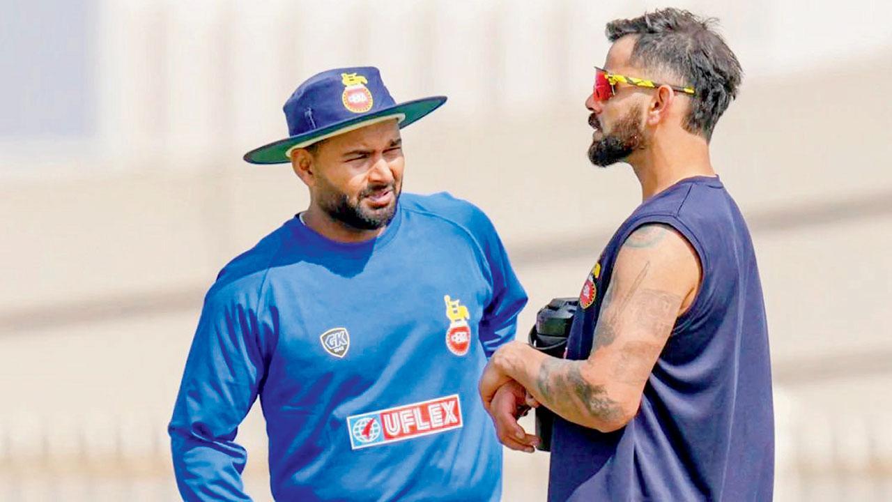 બૅન્ગલોરના સેન્ટર ઑફ એક્સલન્સમાં રિષભ પંત અને વિરાટ કોહલી  પ્રૅક્ટિસ-સેશન દરમ્યાન ચર્ચા કરતા જોવા મળ્યા.