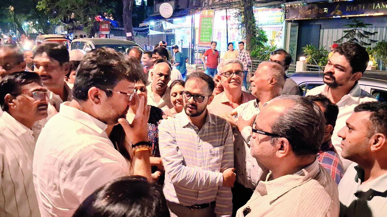 ઘાટકોપર-વેસ્ટના મહાત્મા ગાંધી રોડ પર ટ્રાફિક-વિભાગના અધિકારી અને સ્થાનિક દુકાનદારો સાથે ટ્રાફિક-સમસ્યાના ઉકેલ માટે વાતચીત કરી રહેલા ઘાટકોપર-ઈસ્ટના વિધાનસભ્ય પરાગ શાહ.