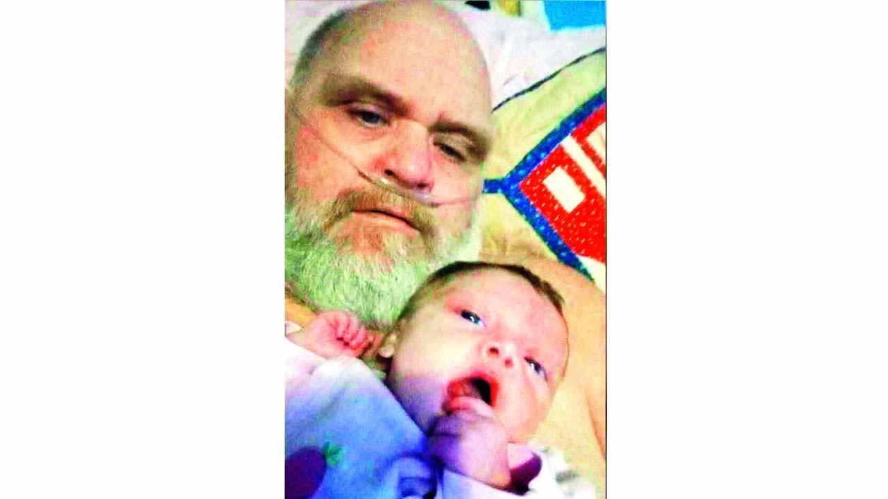 બુઝુર્ગ વ્યક્તિ અને તેમની ૩ મહિનાની પૌત્રી