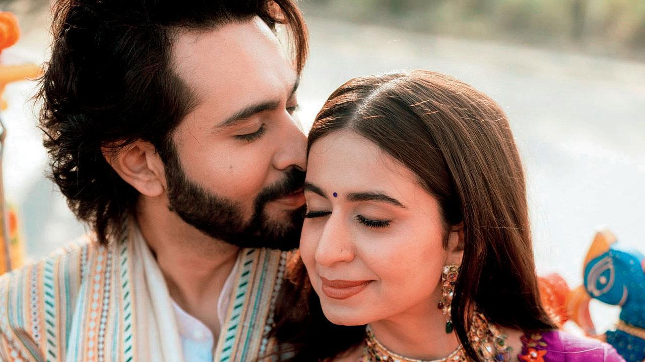 ગુજરાતી સિંગર કિંજલ દવેએ ઍક્ટર અને બિઝનેસમૅન ધ્રુવિન શાહ સાથે સગાઈ કરી