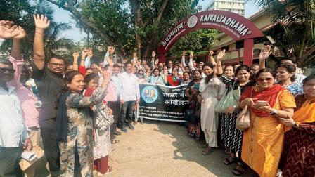 સરકારે એક દિવસનો પગાર કાપી લેવાની ધમકી આપી હોવા છતાં શિક્ષકોએ હડતાળ પાડી