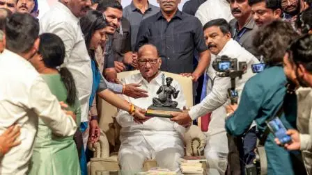 પાર્ટીના નેતાઓ અને કાર્યકરોએ ભેગા મળી ઊજવ્યો શરદ પવારનો ૮૫મો જન્મદિવસ (તસવીર: એજન્સી)