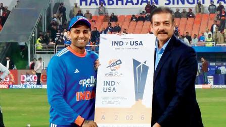 કૅપ્ટન સૂર્યકુમાર યાદવ અને કૉમેન્ટેટર રવિ શાસ્ત્રીએ ટૉસ બાદ ભારત અને અમેરિકાની પહેલી મૅચની ટિકિટ બતાવી ટિકિટ-વેચાણની જાહેરાત કરી હતી.