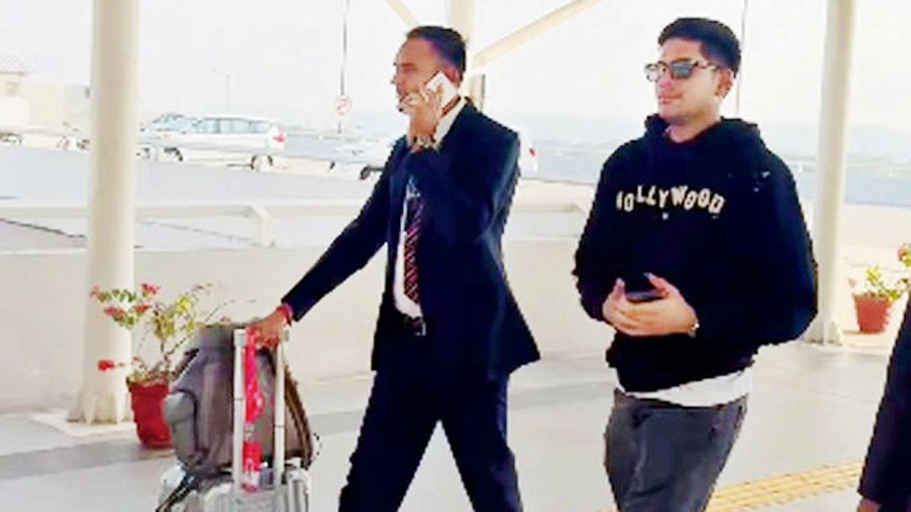 ગઈ કાલે ચંડીગઢ ઍરપોર્ટ પર ક્રિકેટ-ફૅન્સના કૅમેરામાં કેદ થયો હતો શુભમન ગિલ