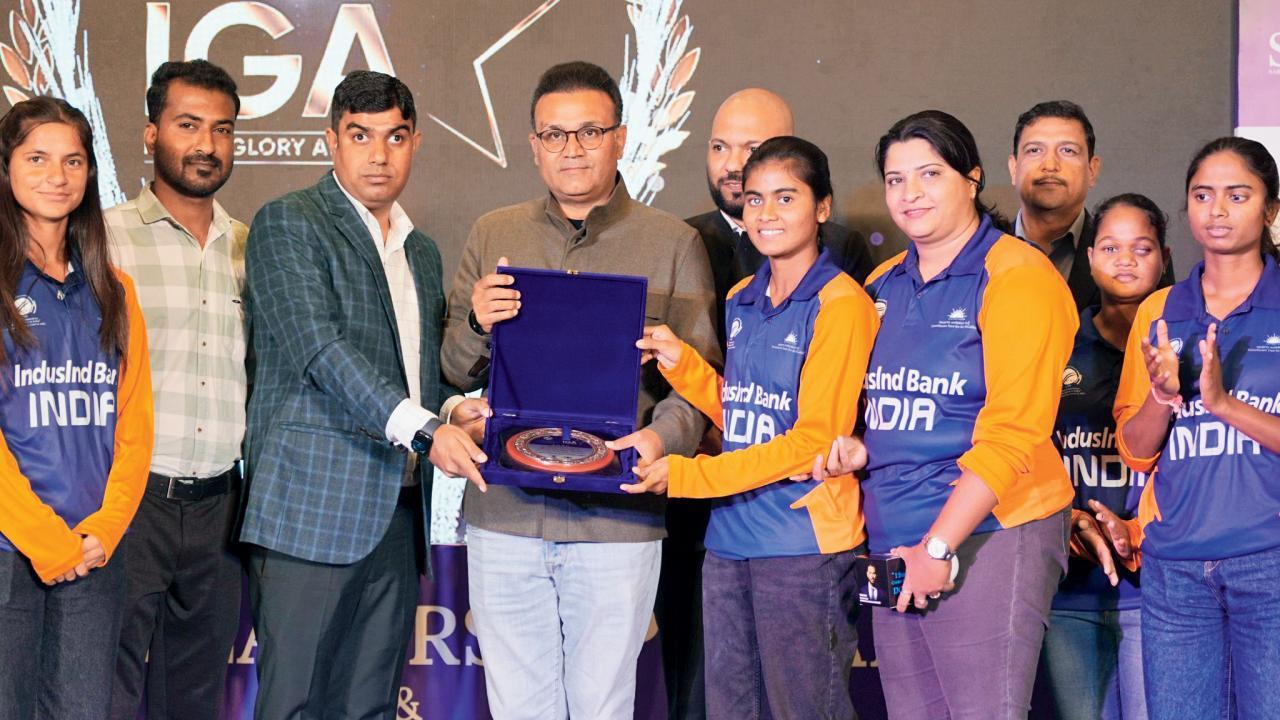 ચૅમ્પિયન બ્લાઇન્ડ વિમેન્સ ટીમને સન્માનિત કરી વીરેન્દર સેહવાગે