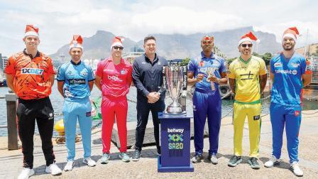 ટ્રોફી સાથેના કૅપ્ટન્સ ફોટોશૂટમાં પણ જોવા મળ્યો ક્રિસમસનો રંગ