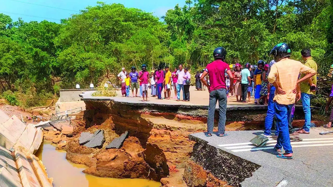 શ્રીલંકામાં ડઝનબંધ બ્રિજ અને રસ્તાઓ તૂટી ગયા હતા. 