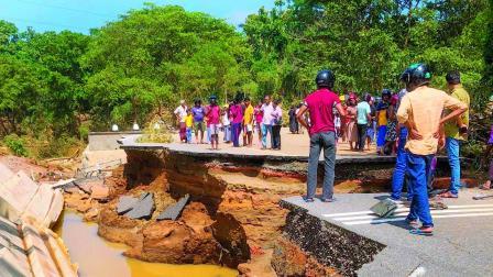 શ્રીલંકામાં ડઝનબંધ બ્રિજ અને રસ્તાઓ તૂટી ગયા હતા. 