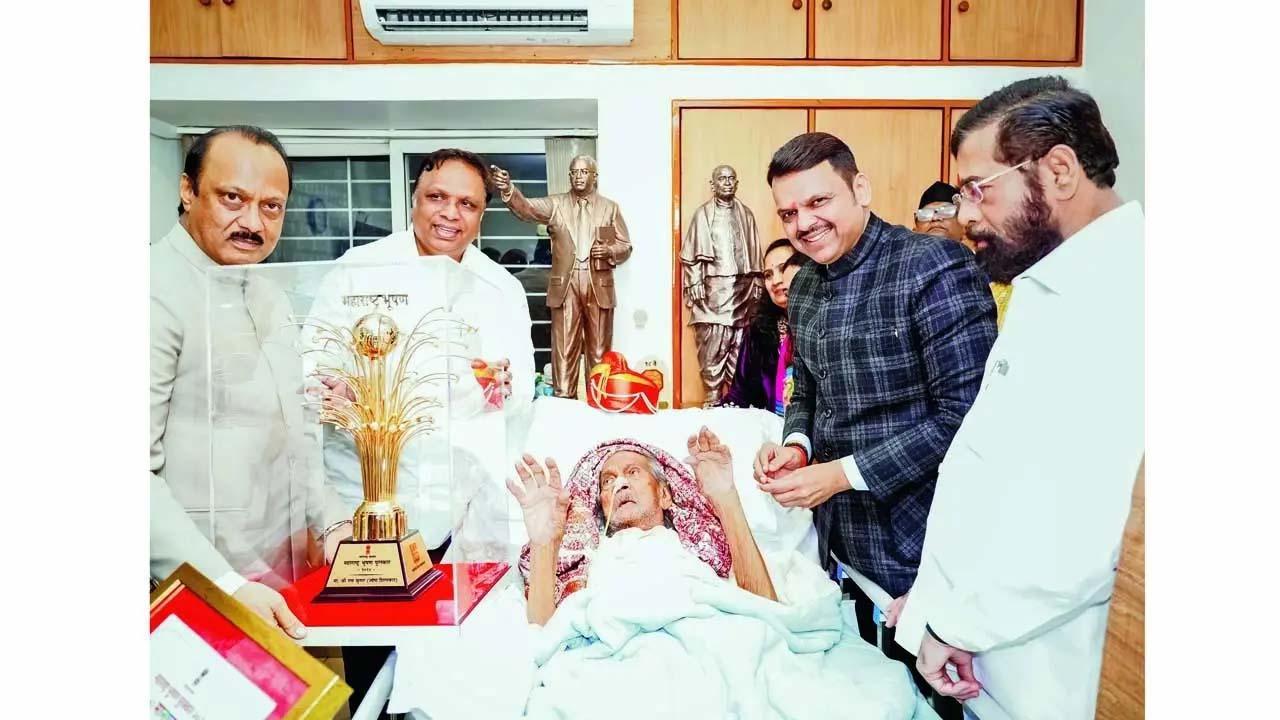 તાજતેરમાં જ રામ સુતારને નોઈડા જઈને દેવેન્દ્ર ફડણવીસે મહારાષ્ટ્ર ભૂષણ પુરસ્કાર એનાયત કર્યો હતો