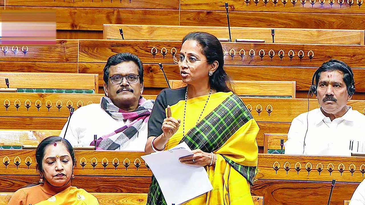 સંસદના શિયાળુ સત્ર દરમ્યાન ગઈ કાલે લોકસભામાં બોલતાં સુપ્રિયા સુળે.