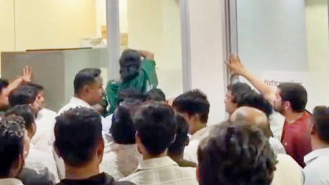 સોમવાર રાતે BJPના વિભાગીય કાર્યાલયમાં સુવર્ણા કાંબળે.