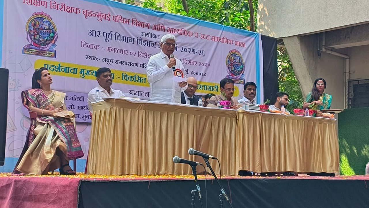 ઉદ્ઘાટન પ્રસંગે મંચ પર હાજર મહાનુભાવો અને અતિથીવિશેષ