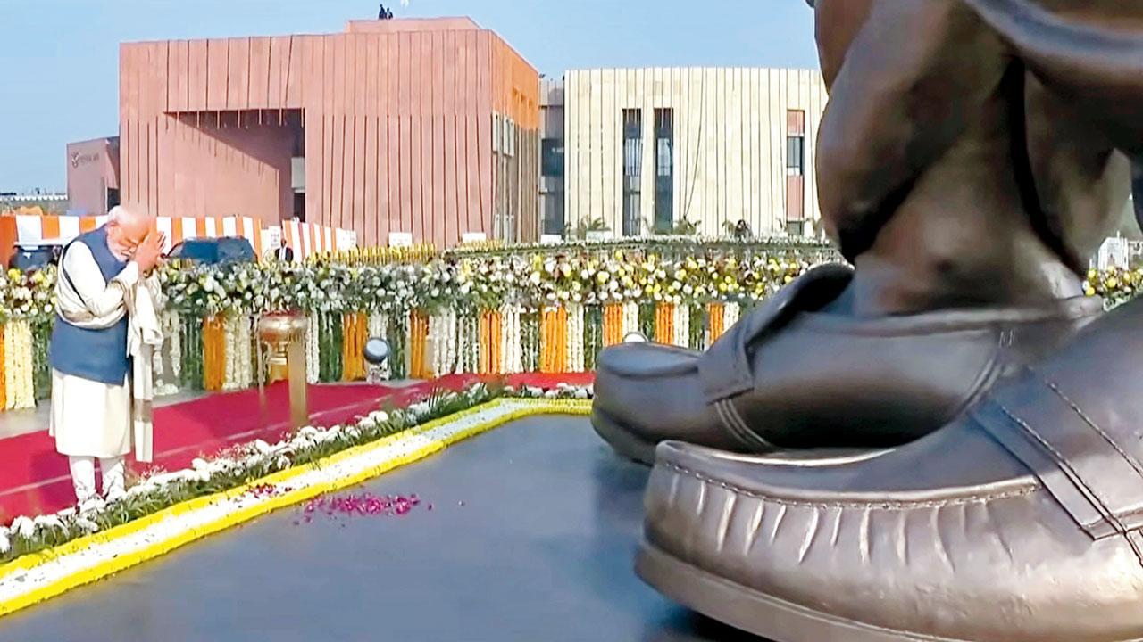 લખનઉમાં રાષ્ટ્ર પ્રેરણા સ્થલમાં વડા પ્રધાન અટલ બિહારી વાજપેયીની મૂર્તિને પ્રણામ કરી રહેલા નરેન્દ્ર મોદી.