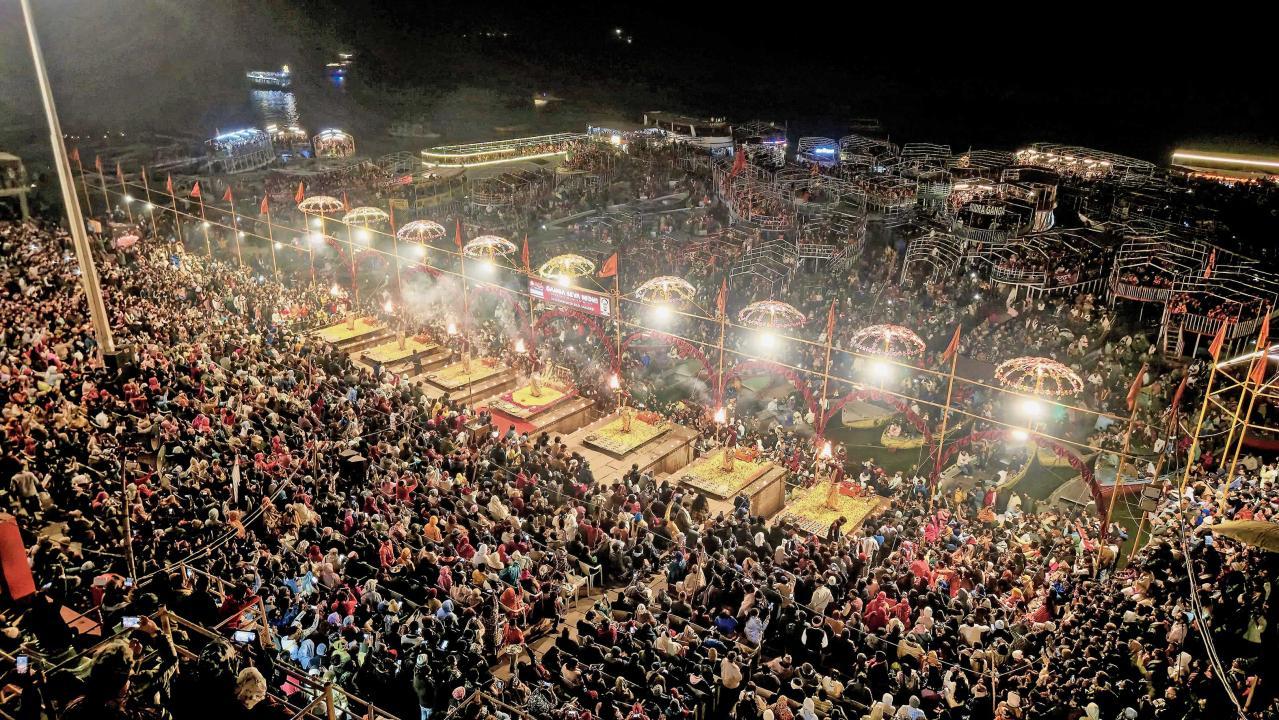 ગઈ કાલે વારાણસીના ઘાટ પર ગંગા આરતી વખતે હકડેઠઠ ભીડ.
