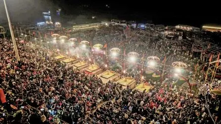 ગઈ કાલે વારાણસીના ઘાટ પર ગંગા આરતી વખતે હકડેઠઠ ભીડ.