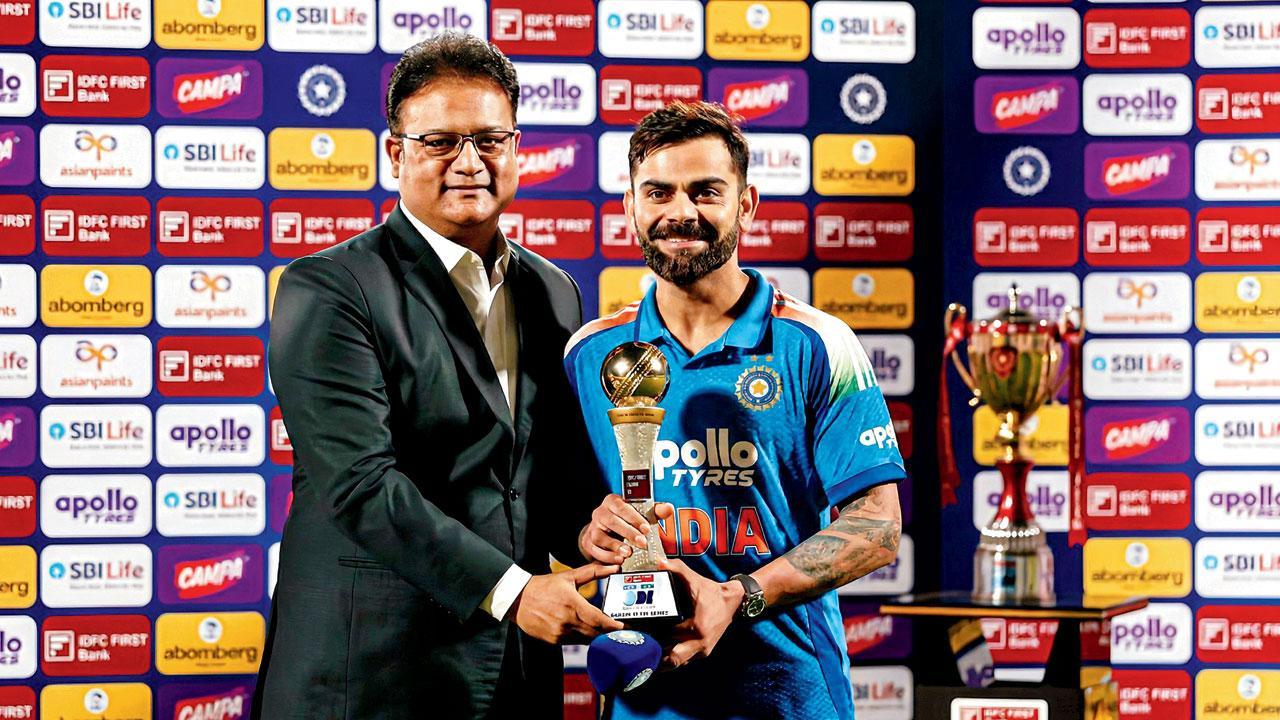 રેકૉર્ડ બાવીસમા પ્લેયર ઑફ ધ સિરીઝ અવૉર્ડ સાથે વિરાટ કોહલી. આ લિસ્ટમાં સચિન તેન્ડુલકર ૨૦ અવૉર્ડ સાથે હવે બીજા ક્રમે છે.