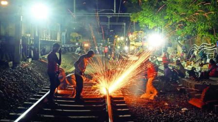 રાતે ૧૧ વાગ્યાથી પરોઢિયે ૪.૩૦ સુધીના બ્લૉક દરમ્યાન બોરીવલી સ્ટેશનના પ્લૅટફૉર્મ નંબર એક નજીક છઠ્ઠી લાઇન પર ટ્રૅક બેસાડવાનું કામ શરૂ કરવામાં આવ્યું હતું. તસવીર : સતેજ શિંદે