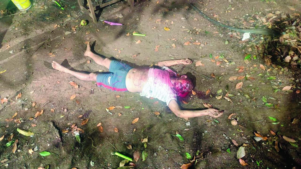 બંગલાની પાછળ ફેંકવામાં આવેલી ડેડબૉડી.