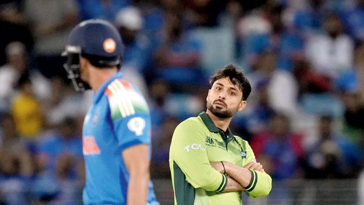 શુભમન ગિલને બોલ્ડ કર્યા બાદ અબ્રાર અહમદે ​ગિલને ગ્રાઉન્ડમાંથી બહાર નીકળ જેવી વિચિત્ર સ્ટાઇલમાં સેલિબ્રેશન કર્યું હતું.