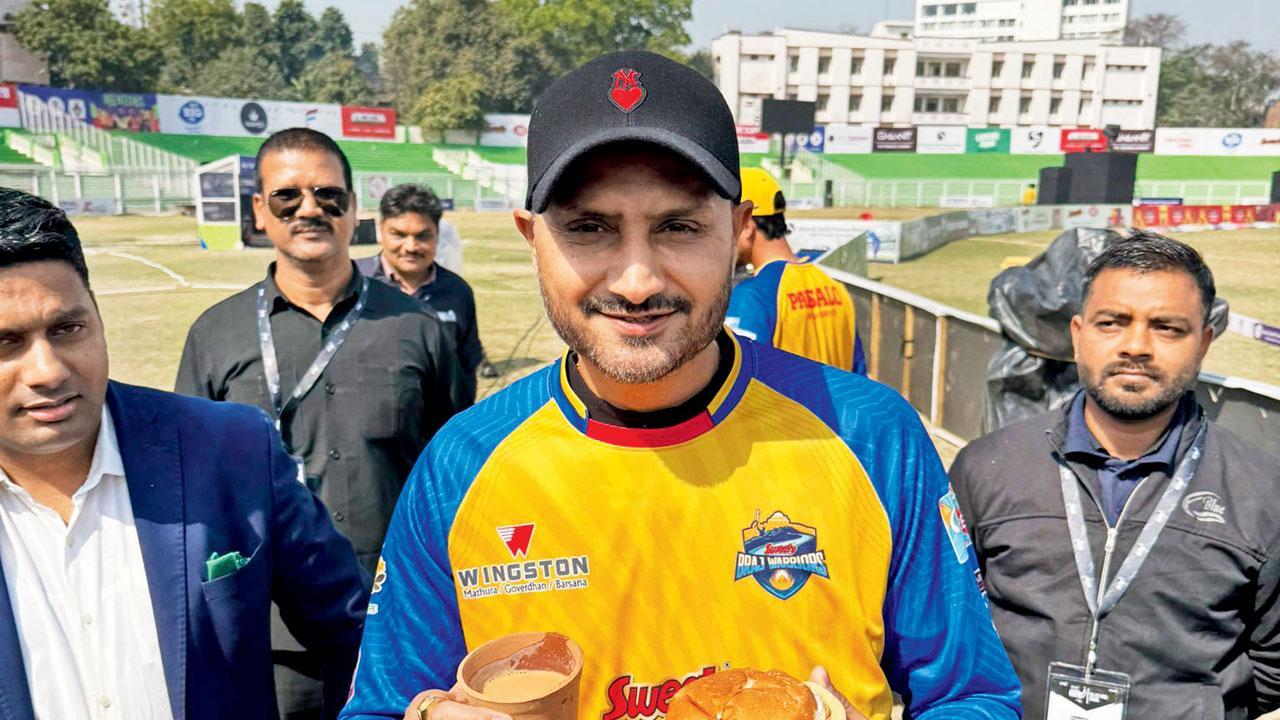 લખનઉમાં એક ટુર્નામેન્ટ દરમ્યાન ચા અને બનમસ્કાનો આનંદ માણતો જોવા મળ્યો હરભજન સિંહ.