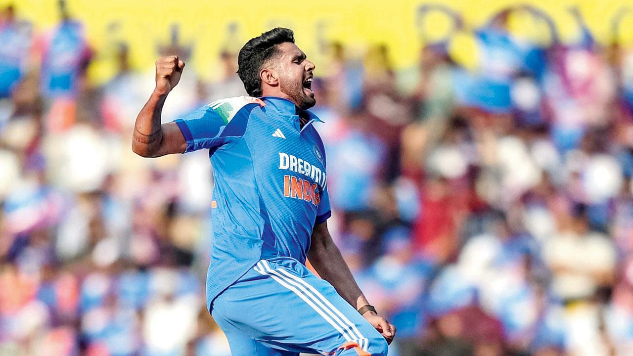 ઇંગ્લૅન્ડના લિઆમ લિવિંગસ્ટનની વિકેટ લઈને હવામાં ઊછળતો હર્ષિત રાણા.