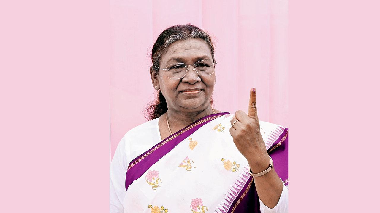 ગઈ કાલે દિલ્હીમાં વોટિંગ કર્યા પછી રાષ્ટ્રપતિ દ્રૌપદી મુર્મુ.