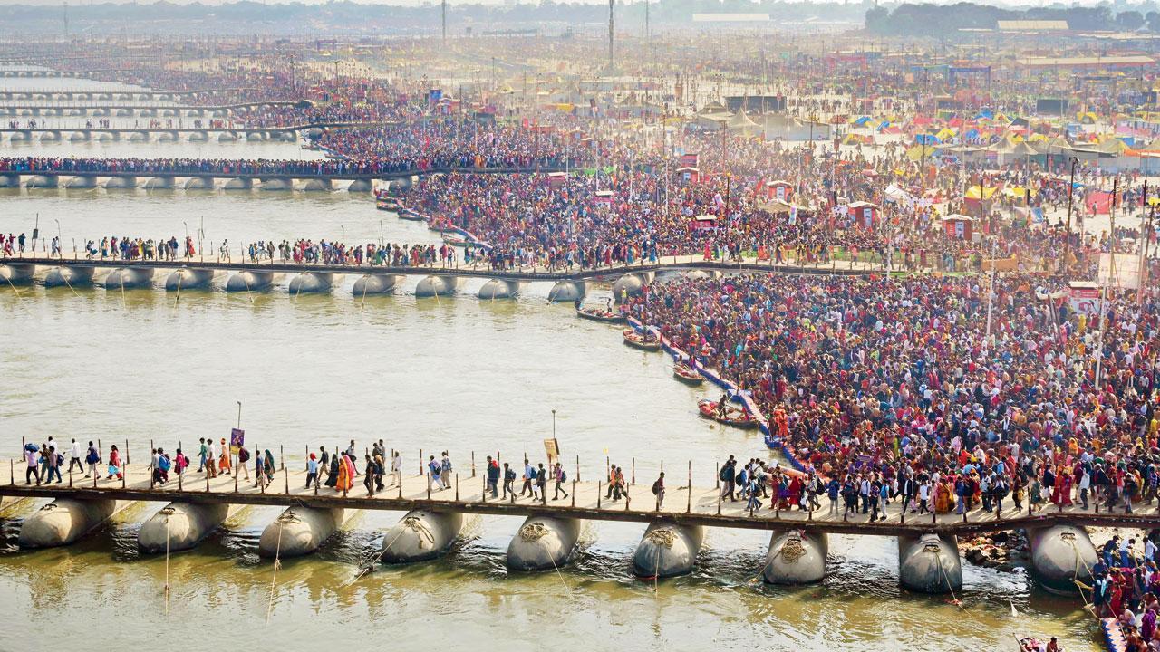 ગઈ કાલે રવિવાર હોવાથી મોટી સંખ્યામાં ભાવિકો ત્રિવેણી સંગમમાં સ્નાન કરવા પહોંચ્યા હતા.