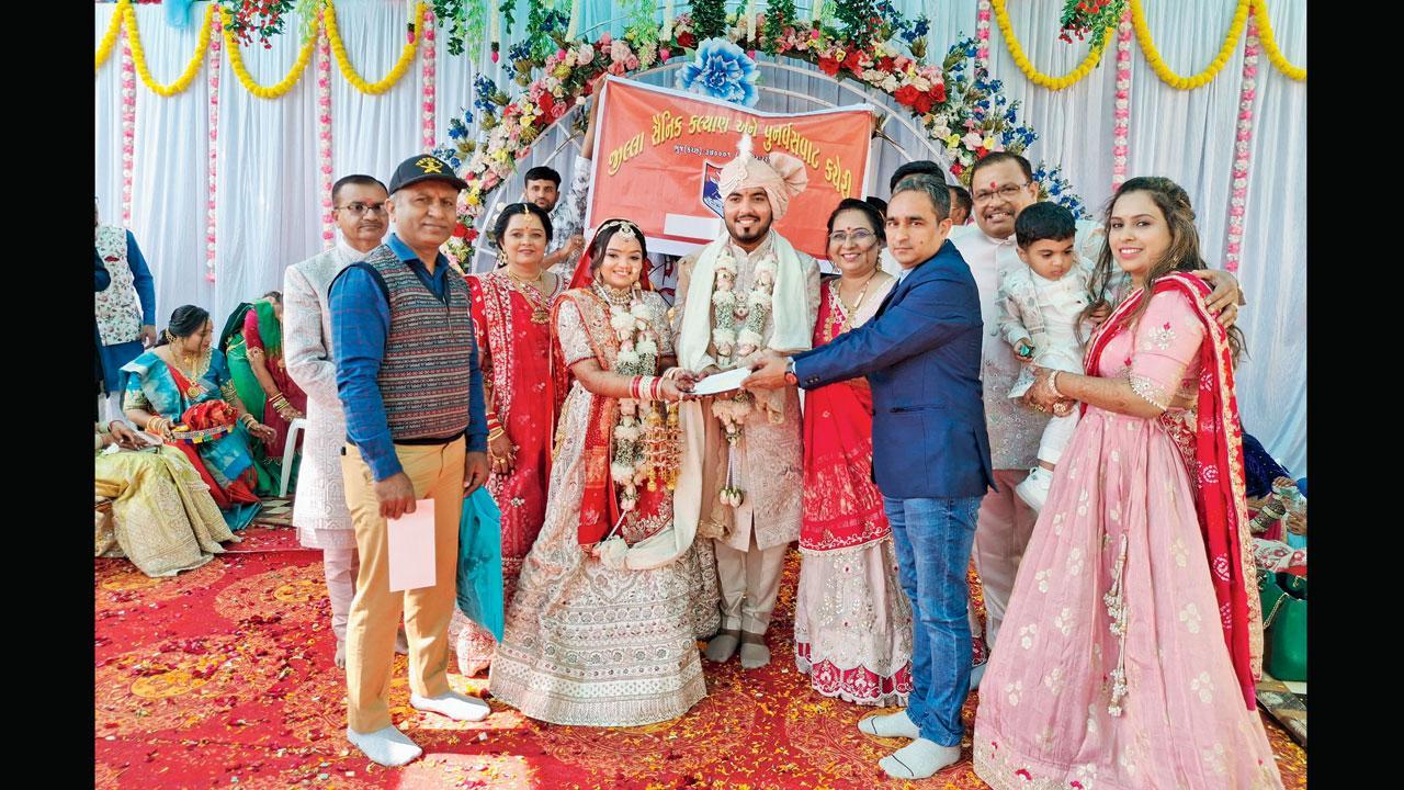 લગ્નપ્રસંગમાં નવદંપતી અને તેમના પરિવારના સભ્યોએ સશસ્ત્ર સેના ધ્વજદિન ભંડોળમાં સહયોગનો ચેક આપ્યો હતો.