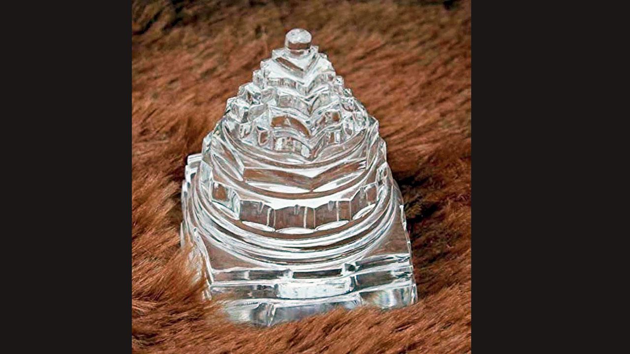 ધાતુના એક સિંગલ ટુકડામાંથી શ્રીયંત્ર બનાવવાનું કામ અઘરું છે અને બહુ મોંઘું છે, પણ ક્રિસ્ટલનું શ્રીયંત્ર એક જ પથ્થરમાંથી બની શકે. જો એક જ સ્ફટિકમાંથી તૈયાર થયું હોય તો એ બહુ સારું પરિણામ આપે છે.