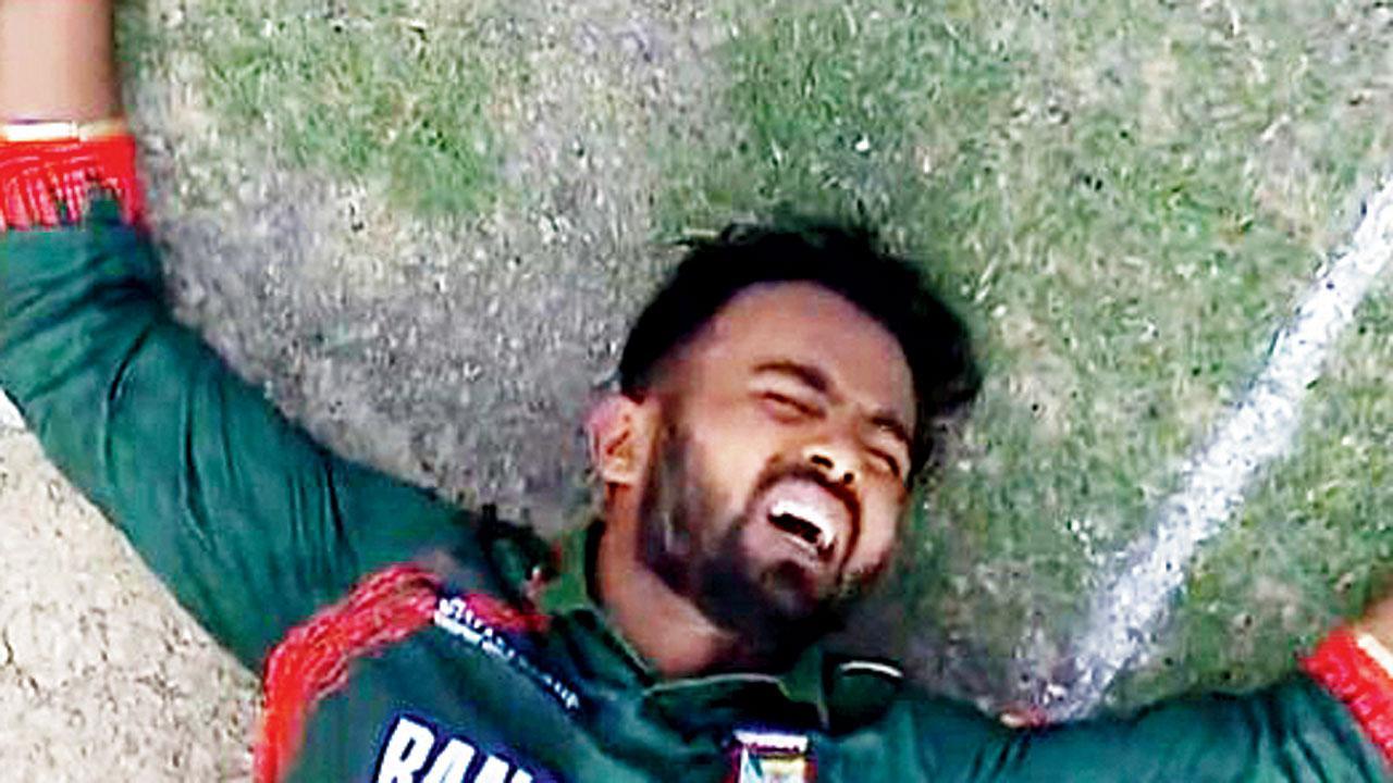 પોતાના ૮૮ રન હતા ત્યારે ખેંચને કારણે દુખાવાથી પીડાતો તૌહીદ હૃદોય.