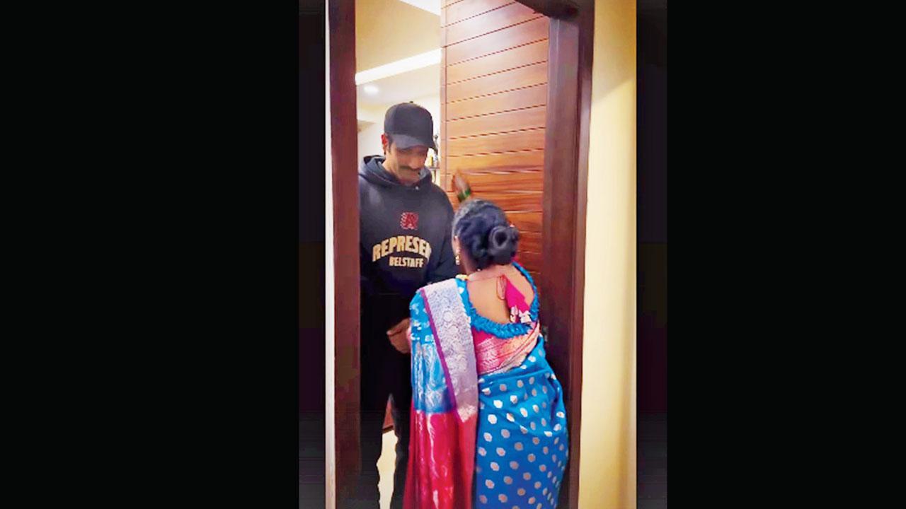 ઘરની હાઉસહેલ્પ આશાતાઈએ વિકી કૌશલની નજર ઉતારી હતી