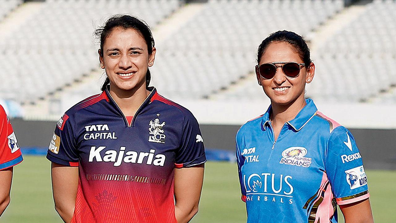 બૅન્ગલોરની કૅપ્ટન સ્મૃતિ માન્ધના અને મુંબઈની કૅપ્ટન હરમનપ્રીત કૌર.