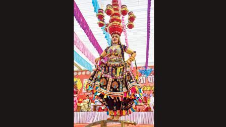 દેવલિયા કલાંમાં એક કલાકારે તલવાર પર ઊભા રહીને અને માથે અનેક ગરબા બૅલૅન્સ કરીને ગજબની કળાનું પ્રદર્શન કર્યું હતું.