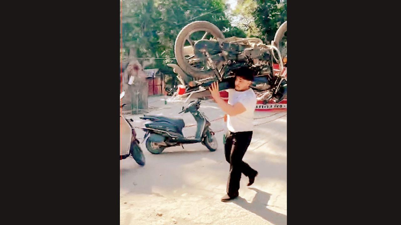 મેરઠની એક કૉલેજની બહાર એક ભાઈસાહેબ બાઇકને ખભે ઊંચકીને ફરતો.