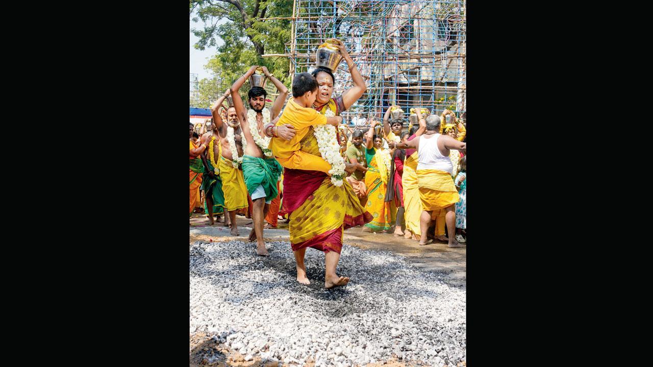 કાખમાં બાળક સાથે અંગારા પર શ્રદ્ધાની ચાલ