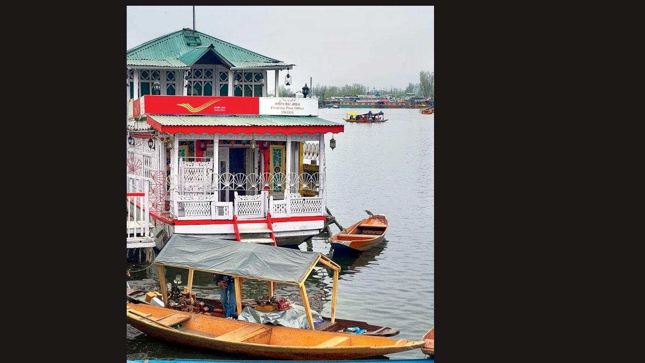 કાશ્મીરમાં દલ લેકની વચ્ચે આવેલી પોસ્ટ ઑફિસ.