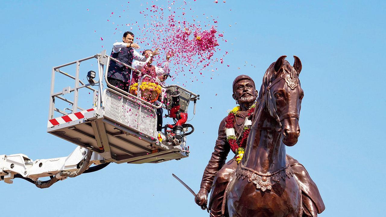 કુળગાવ-બદલાપુર નગરપાલિકાના મુખ્યાલય પરિસરમાં ગઈ કાલે મુખ્ય પ્રધાન દેવેન્દ્ર ફડણવીસે ઘોડા પર બેસેલા છત્રપતિ શિવાજી મહારાજના પૂતળાનું અનાવરણ કર્યું હતું. મુખ્ય પ્રધાને કહ્યું હતું કે ‘છત્રપતિ શિવાજી મહારાજે સમાજના દરેક વર્ગને સાથે લઈને દેવ, દેશ અને ધર્મ માટે લડત કરી હતી. આજે સ્વદેશ, સ્વધર્મ, સ્વભાષા માત્ર છત્રપતિ શિવાજી મહારાજના પ્રતાપે જીવંત છે. આથી આ ફક્ત એક પૂતળું નથી, પ્રેરણાસ્થાન છે જે બદલાપુરના લોકોને કાયમ પ્રેરણા આપતું રહેશે.’