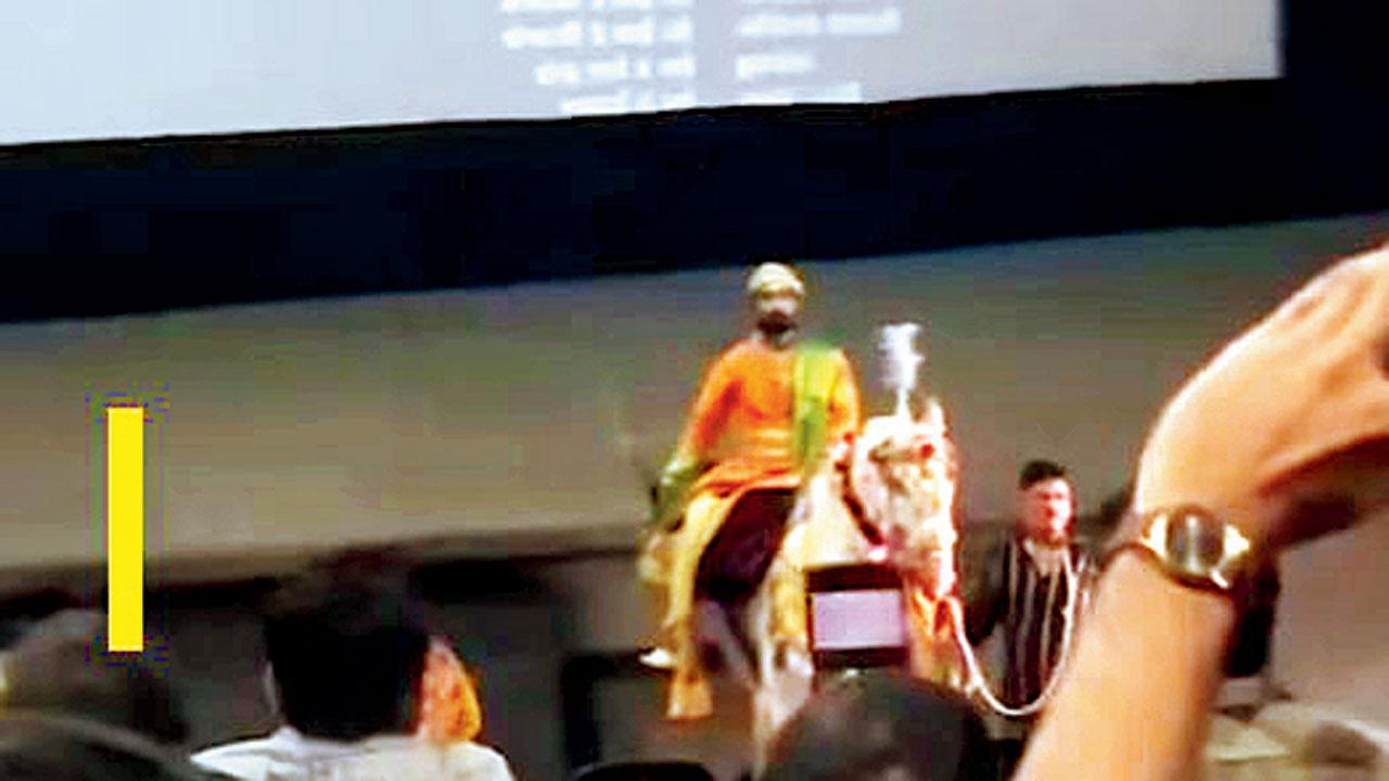 નાગપુરના થિયેટરમાં એક ચાહક પોતે છત્રપતિ સંભાજી મહારાજ જેવો અવતાર ધારણ કરીને આવ્યો હતો