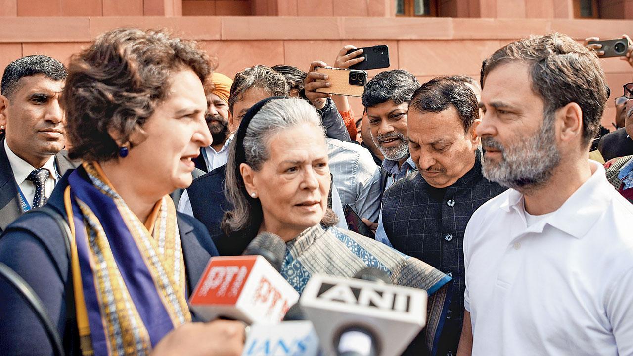 ગઈ કાલે રાષ્ટ્રપતિના સંબોધન વિશે પ્રતિક્રિયા આપતાં સોનિયા ગાંધી અને રાહુલ ગાંધી.