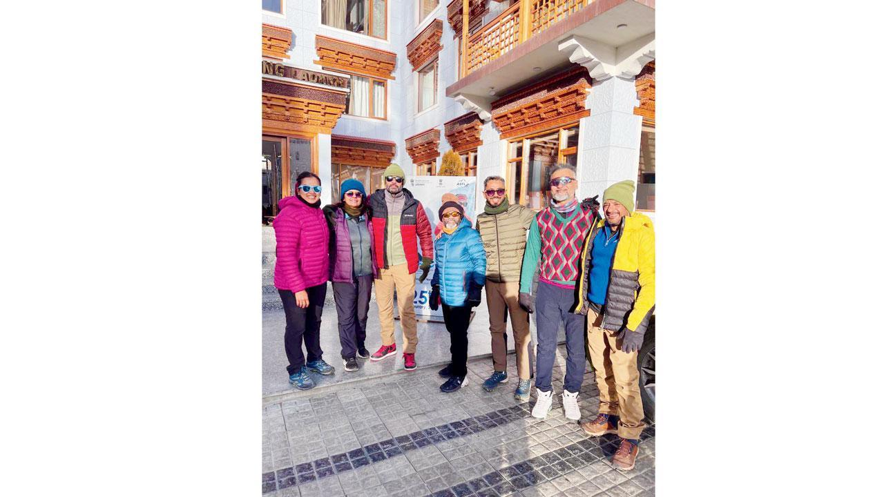 (ડાબેથી) દીપા કાત્રોડિયા, પૂર્વી આશર, ડૉ. નીલ આશર, ઉન્મેશ નાયક, પ્રદીપ કાત્રોડિયા, ધનરાજ સંસારે અને કલ્પેશ દોશી. 