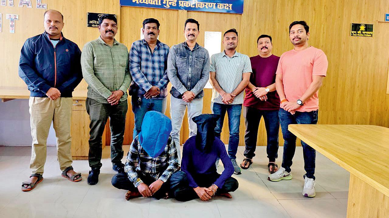 અમદાવાદથી પકડી લાવવામાં આવેલા બન્ને આરોપીઓ સાથે MBVV સેન્ટ્રલ ક્રાઇમ બ્રાન્ચની ટીમના ઑફિસરો.