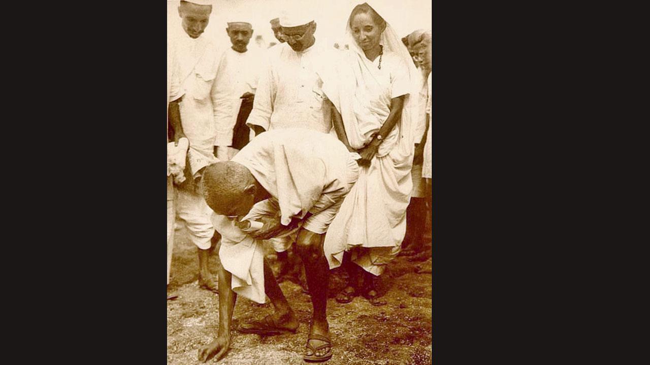 દાંડીયાત્રામાં મીઠું ઉપાડતા ગાંધીજીની બાજુમાં ઊભેલાં મીઠુબહેન